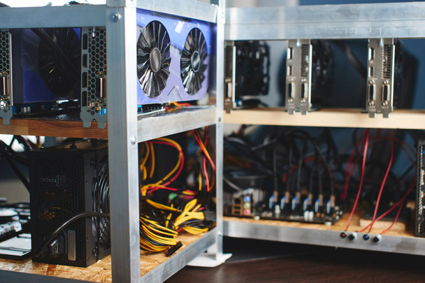 Farm graphics cards for mining crypto currencies on shelves - Foto, immagini