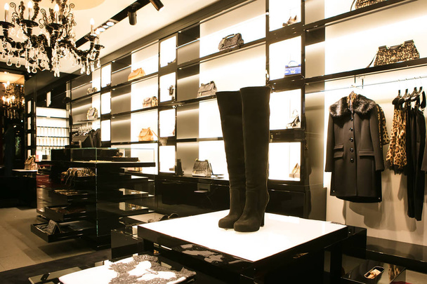 jasne i modne wnętrze sklepu obuwniczego w nowoczesnym centrum handlowym - Zdjęcie, obraz