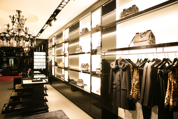 fényes és divatos belsejében cipőbolt a modern bevásárlóközpont - Fotó, kép