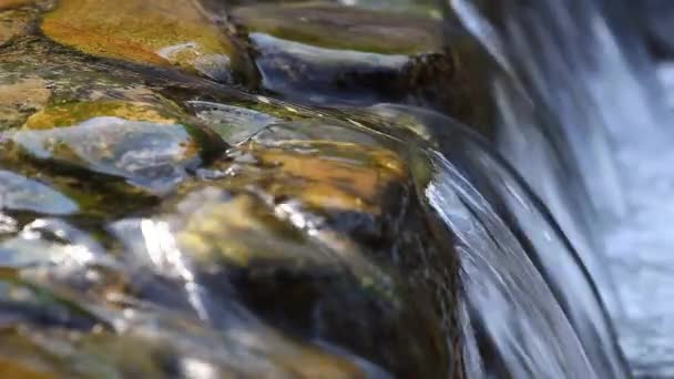 Pequeña cascada y agua clara
 - Imágenes, Vídeo