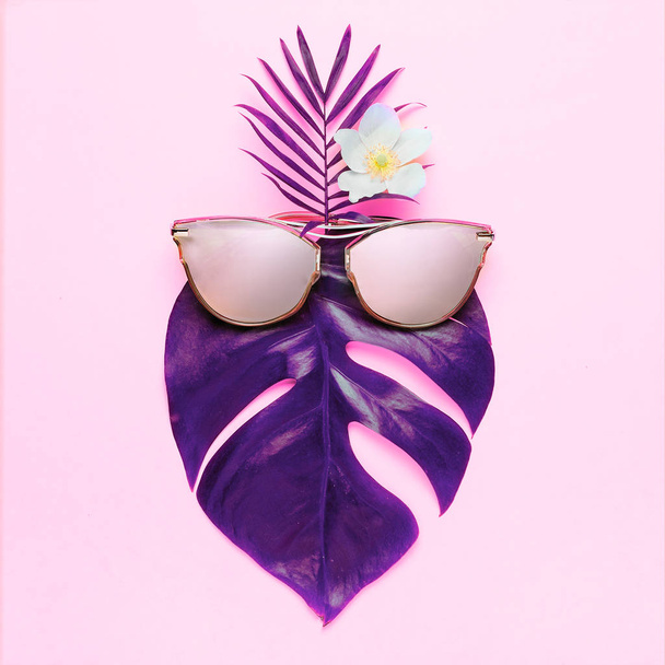 Тропічна літня весела концепція. Тендітний хіпстер n рожевих окулярів. Творчий плакат - неоновий яскравий фон. Стиль моди
 - Фото, зображення