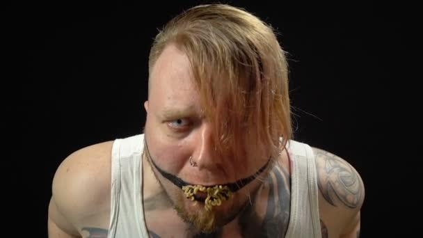 Szaleństwo blond człowiek jeść robaki - Materiał filmowy, wideo