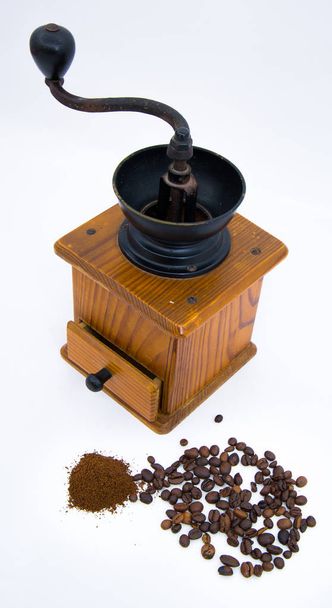 sfondo di macina caff con chicci e macinato - Foto, immagini