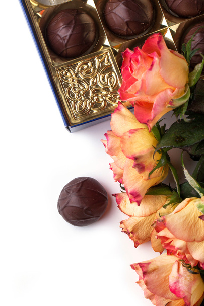Orange roses with chocolate - Foto, imagen