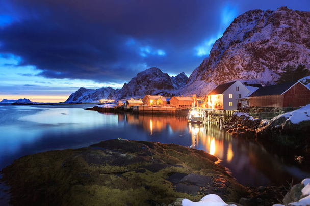 夜、ノルウェー漁師村ロフォーテン諸島の Sorvagen - 写真・画像