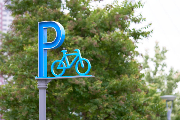 Estacionamento de bicicletas No parque para proteger a segurança dos galpões de bicicletas e um registro escolar de saúde limpa, conceito de fitness
. - Foto, Imagem