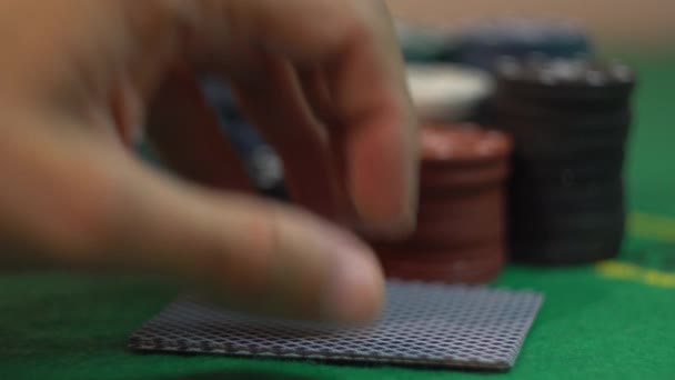 Αποκαλυπτικό τέσσερις άσους στο καζίνο πράσινο τραπέζι με μάρκες πόκερ - Πλάνα, βίντεο