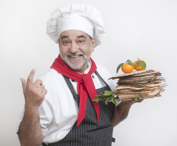 chef sonriente con matzot
 - Foto, imagen
