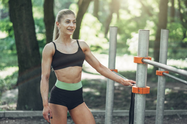 Fitness Woman Doing Training Workout Outdoor in Summer Morning Park. Concept Sport Healthy Lifestyle. - Fotoğraf, Görsel