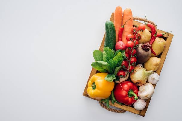 vue du haut de la boîte avec des légumes frais mûrs isolés sur blanc
   - Photo, image