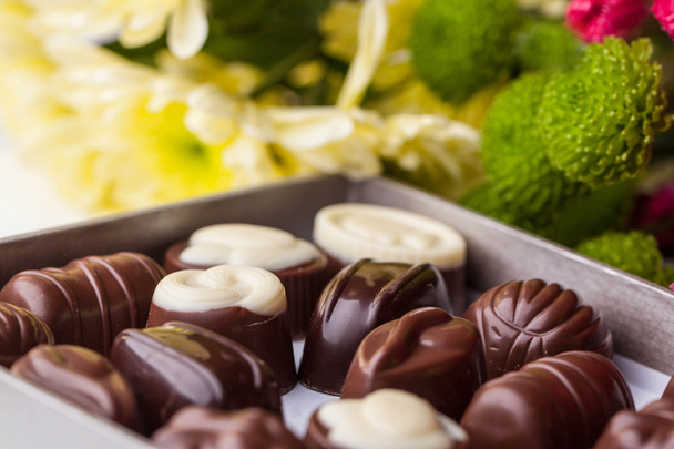 chocolate candy and flowers - Foto, Bild
