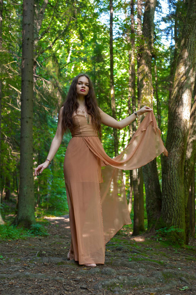 Vrouw in zomerjurk bij forest - Foto, afbeelding