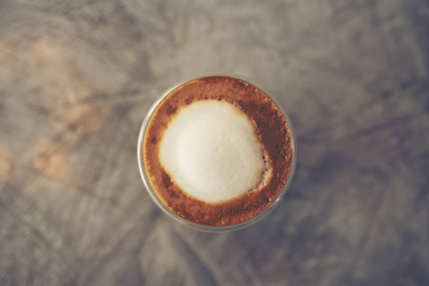 Koffiecup in coffeeshop - vintage stijl effect foto - Foto, afbeelding