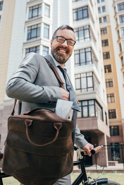beard handsome businessman with leather bag and bike in city - Fotografie, Obrázek