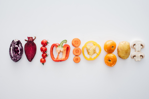 vista superior de varias verduras frescas saludables aisladas en blanco
 - Foto, imagen