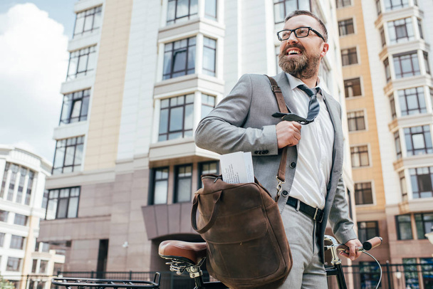 handsome businessman with leather bag and bicycle - Foto, afbeelding