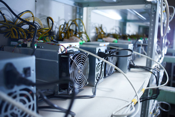 Farm with equipment for bitcoin cryptocurrency mining   - Foto, afbeelding