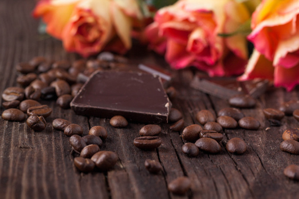 Roses, chocolate and coffee beans - Foto, Imagen