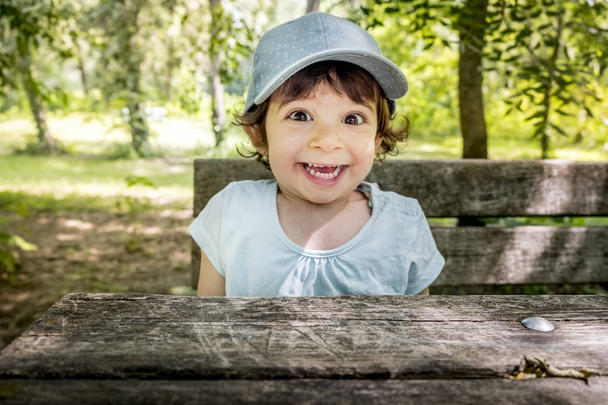 zaskoczony dzieci uśmiechający się radosne dziecko baseball cap niegrzeczne dziecko szczęśliwy active odkryty - Zdjęcie, obraz