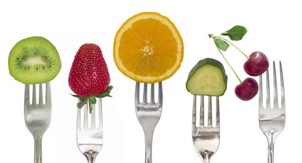 Concepto de dieta, verduras y frutas en los tenedores
 - Foto, imagen