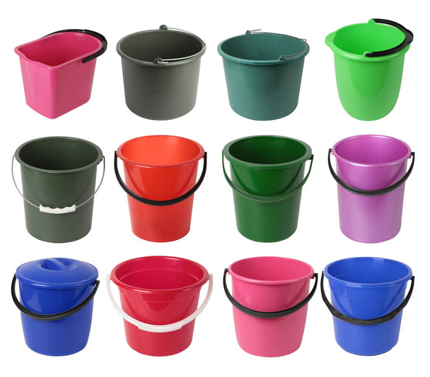 Conjunto de vários baldes de plástico coloridos isolados no fundo branco. Balde de plástico para jardim, casa, limpeza e água
 - Foto, Imagem
