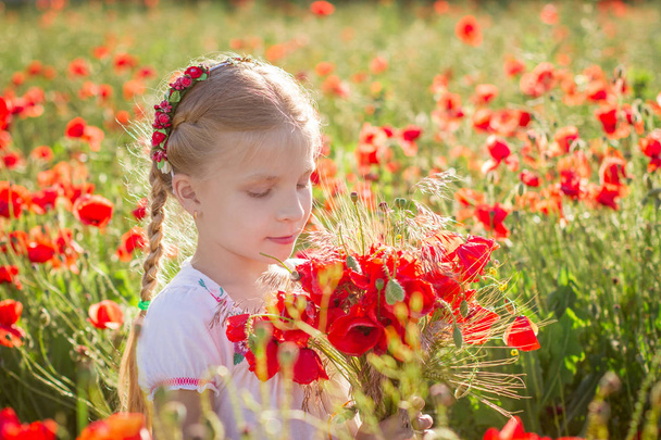 Giovane ragazza con bouquet tra papaveri campo a sinset
 - Foto, immagini