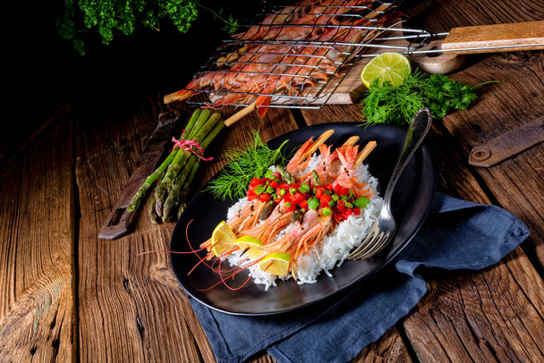 grilled red argentine shrimps on rice with red salsa and green asparagus - Foto, Imagem