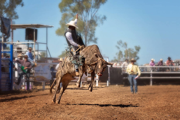 Kovboj v jezdecké soutěži vnitrozemí země rodeo býk - Fotografie, Obrázek