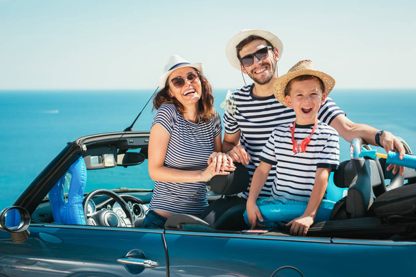 Szczęśliwy rodzinnej zabawy podróży i mając w Cabrio Samochód w pobliżu morza - Zdjęcie, obraz