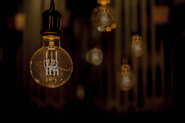 Dekorasyon, siyah arka plan üzerine için sıcak ışık, lambalar  - Fotoğraf, Görsel