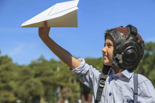 ein Junge mit einem Flugzeug, ein glückliches Kind träumt davon Pilot zu werden, spielt mit einem Spielzeugflugzeug, - Foto, Bild