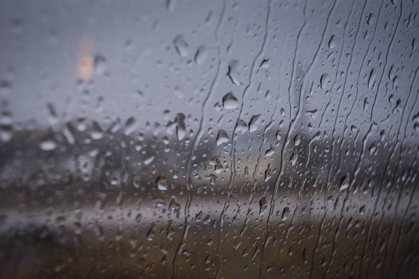 cae lluvia sobre una ventana - Foto, imagen