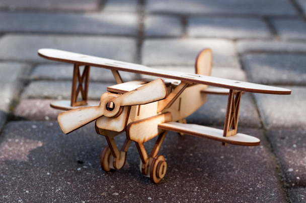 avião de brinquedo de madeira
 - Foto, Imagem