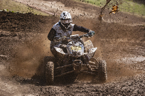 ATV Rider in de modder - Foto, afbeelding