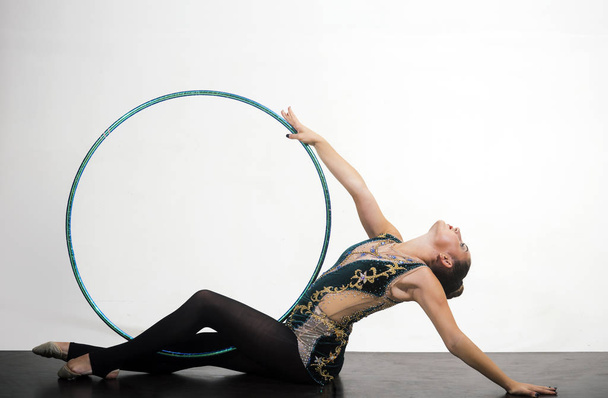 acrobatics with hula hoop of prety woman. acrobatics skills of cute girl on white background. - Foto, afbeelding