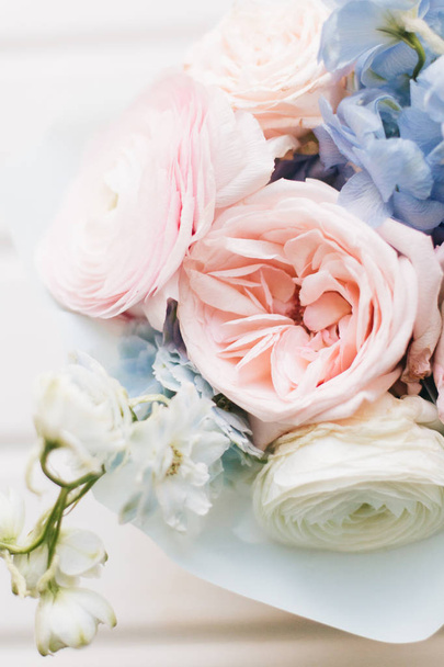 όμορφη άνοιξη μπουκέτο με τρυφερό ροζ λουλούδια, κομψό floral διακόσμηση  - Φωτογραφία, εικόνα