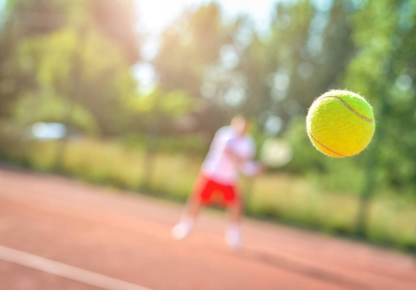 teniszező fiatalember - Fotó, kép