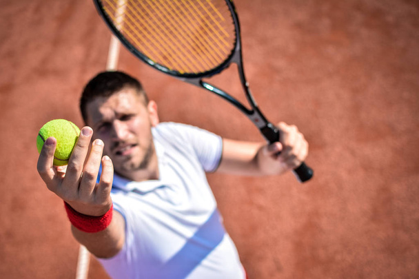 jeune homme jouant au tennis - Photo, image