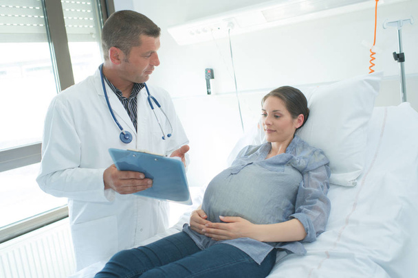 pregnant woman with doctor at hospital - Foto, imagen