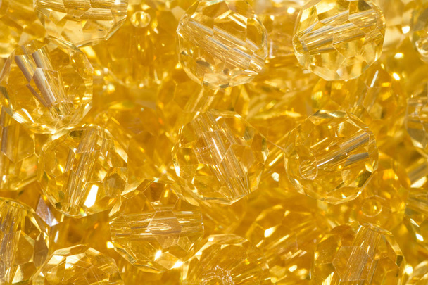 Close-up van vele gele ronde kralen. Heldere luxe achtergrond - Foto, afbeelding