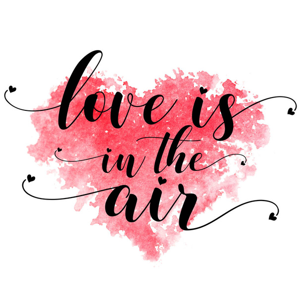 Rood aquarel hart en tekst Love is in de lucht op een witte achtergrond - Foto, afbeelding