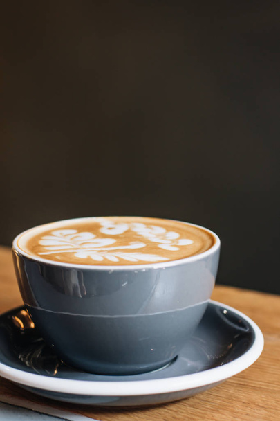 Tasse Kaffee mit Latte Art, Morgengetränk  - Foto, Bild