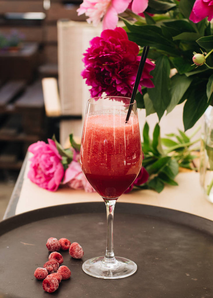 вкусный летний коктейль с ягодами на подносе
 - Фото, изображение
