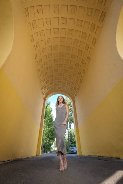 Girl walking in the arch - Фото, изображение