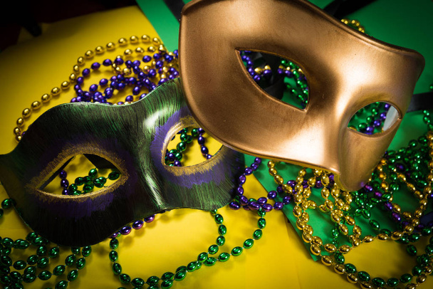Mardi Gras mask sárga háttéren gyöngyökkel - Fotó, kép