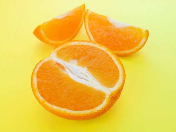 Gros plan orange coupé juteux sur la table. Vitamine C
 - Photo, image