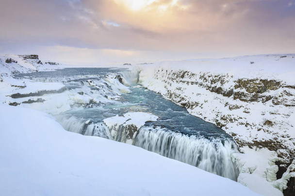 Gullfoss wodospady znajduje się na trasie golden circle, Islandia w sezonie zimowym. Lodu, śniegu, wody i słońca. - Zdjęcie, obraz