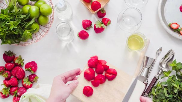 Krok za krokem. Krájení ovoce pro jahodové mojito z čerstvých organických jahody. - Fotografie, Obrázek