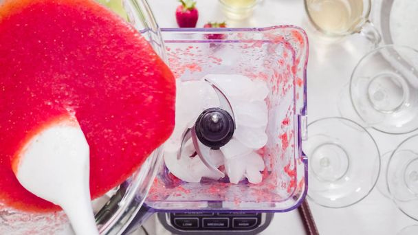 Schritt für Schritt. Erdbeer-Margarita aus frischen Bio-Erdbeeren zubereiten. - Foto, Bild