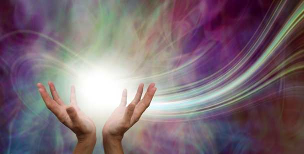 Impresionante fenómeno de energía curativa: las manos femeninas alcanzan una bola de energía blanca con un rastro láser y un fondo de campo de energía etéreo verde rosado
 - Foto, imagen